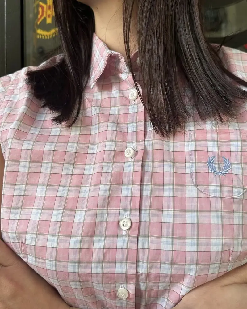 Camicia a quadri rosa e celesti Fred Perry, taschino con alloro ricamato