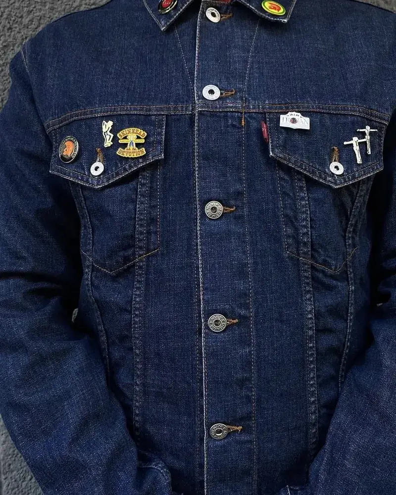 Giubbotto di jeans blu scuro con spille